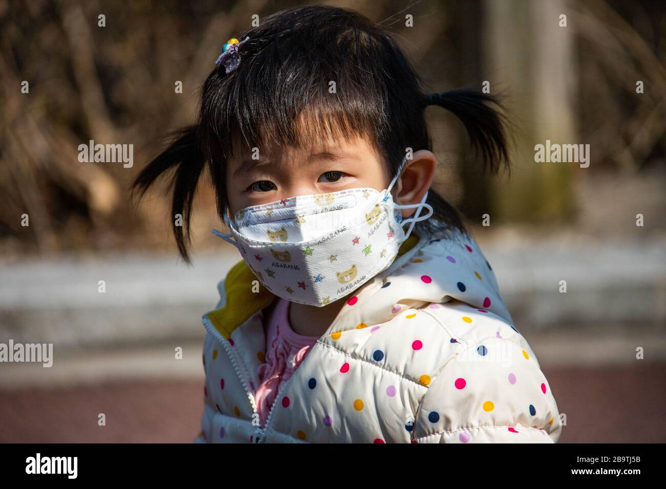 Junge Mädchen, die während der Coronavirus Pandemie in Seoul, Südkorea, Asien eine schützende Gesichtsmaske tragen Stockfoto