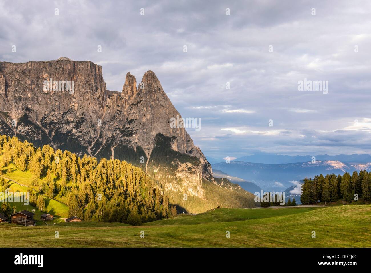Italien Südtirol - Sciliar - Naturpark Catinaccio - Landschaft von der Seiser Alm mit dem Siliar-Massiv gut sichtbar. Stockfoto