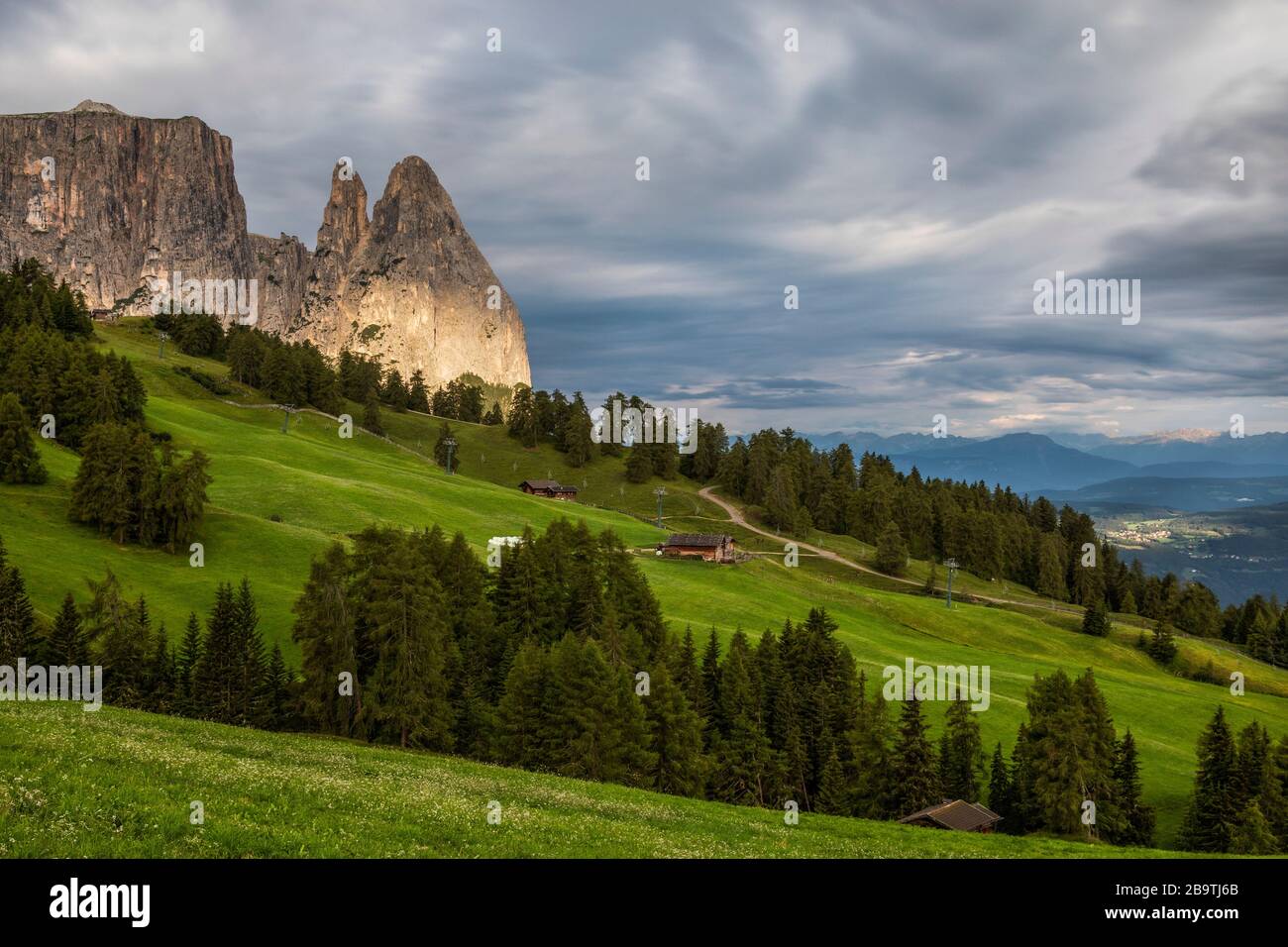 Italien Südtirol - Sciliar - Naturpark Catinaccio - Landschaft von der Seiser Alm mit dem Siliar-Massiv gut sichtbar. Stockfoto