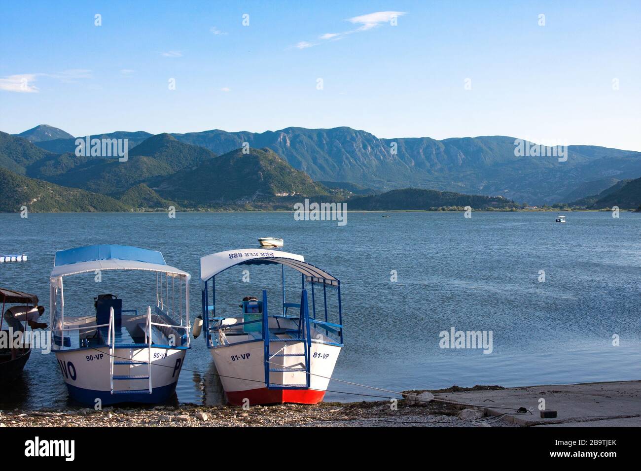 Skadar Lake, Montenegro - 28. Juni 2015: Ausflugsboote auf dem Skadarsee. Lake Skadar National Park, Montenegro, Südost-Europa. Stockfoto