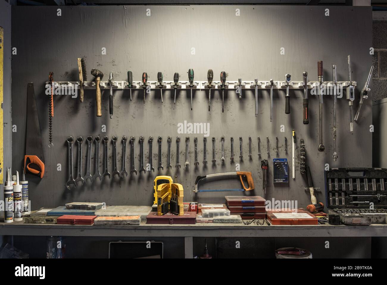 Werkzeugbank in der Garage Stockfoto