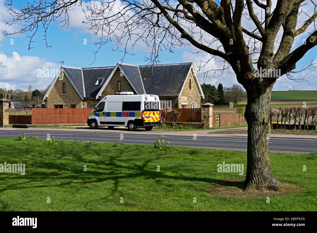 Polizei-Geschwindigkeitsdetektor-Lieferwagen, der auf der Straße in England eingesetzt wird Stockfoto