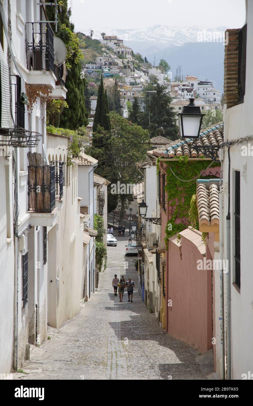 Calle Plegadero Alto, eine Straße im Viertel Realejo von Granada, mit Blick nach Osten auf die schneebedeckten Berge der Sierra Nevada, Andalusien, Spanien Stockfoto