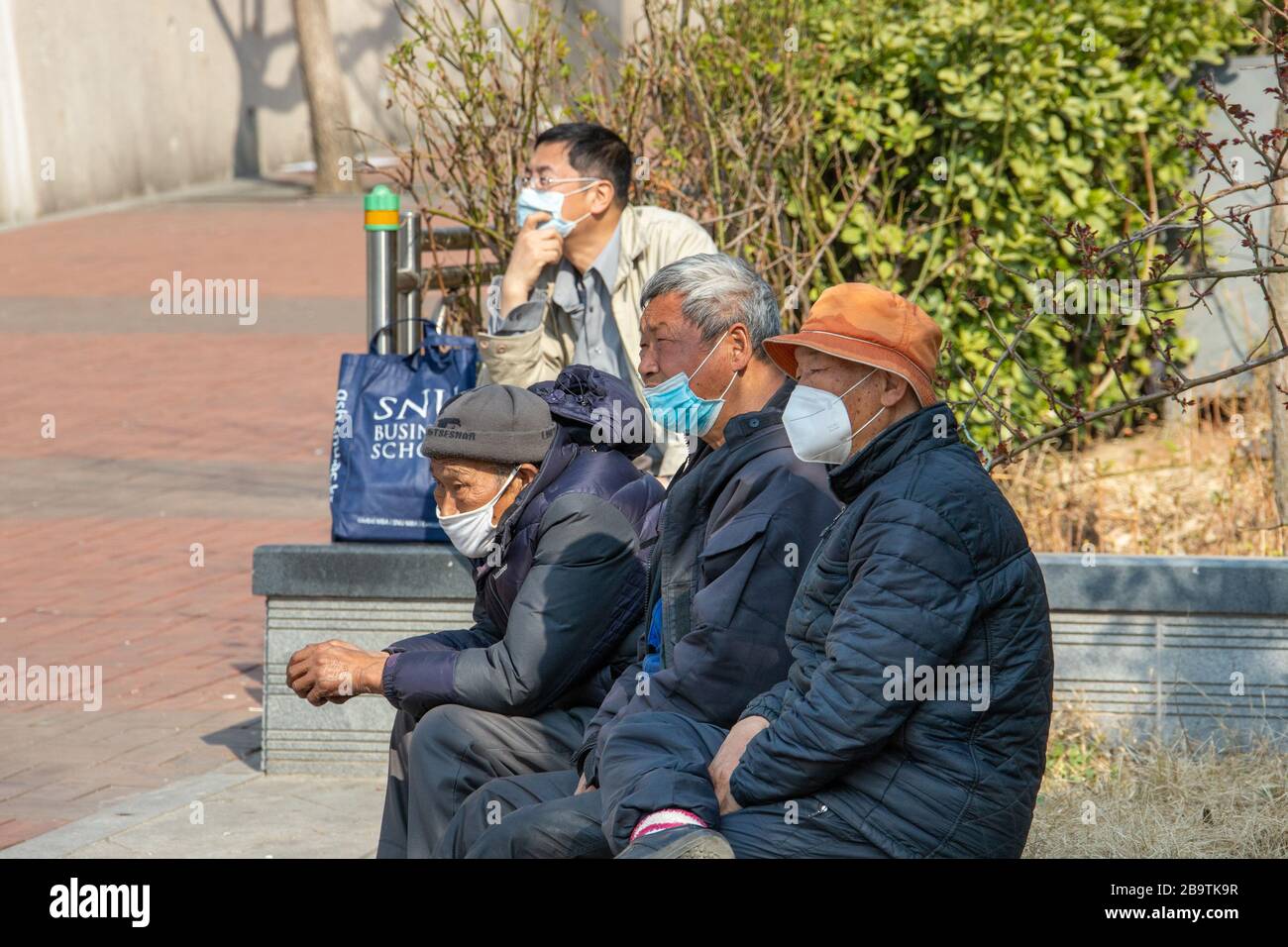 Männer, die während der Pandemie von Coronavirus, Seoul, Südkorea, Masken tragen Stockfoto