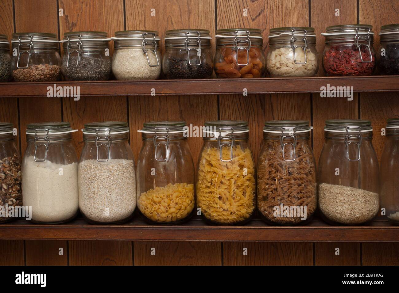Gläser verschiedener Lebensmittel in einer englischen Landküche Stockfoto