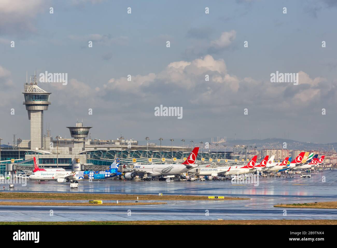 Istanbul, Türkei - 15. Februar 2019: Flugzeuge der Turkish Airlines am Flughafen Istanbul Atatürk (ist) in der Türkei. Stockfoto