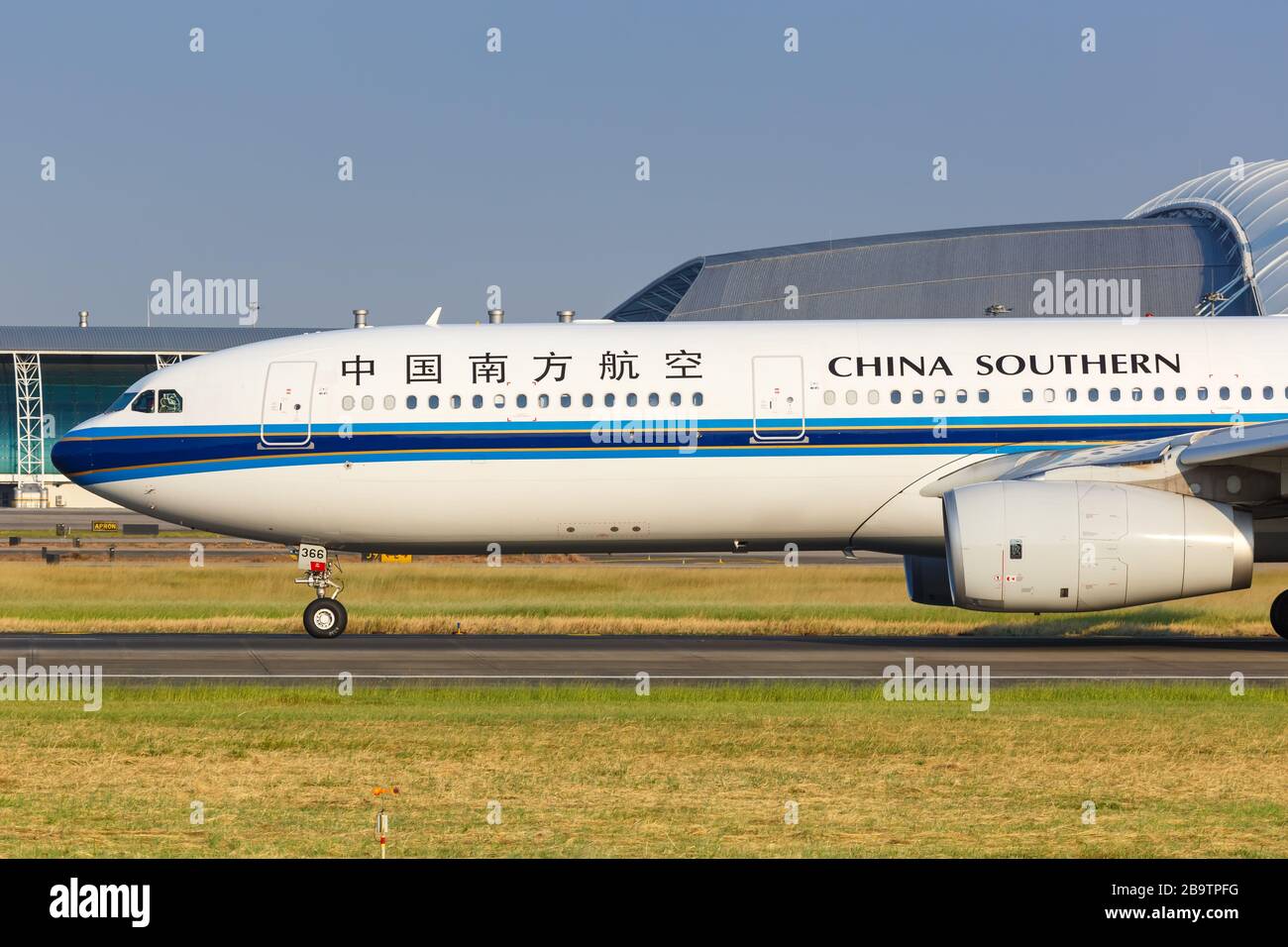 Guangzhou, China - 23. September 2019: China Southern Airlines Airbus A330-300 Flugzeug auf dem Flughafen Guangzhou (CAN) in China. Airbus ist ein europäisches airc Stockfoto