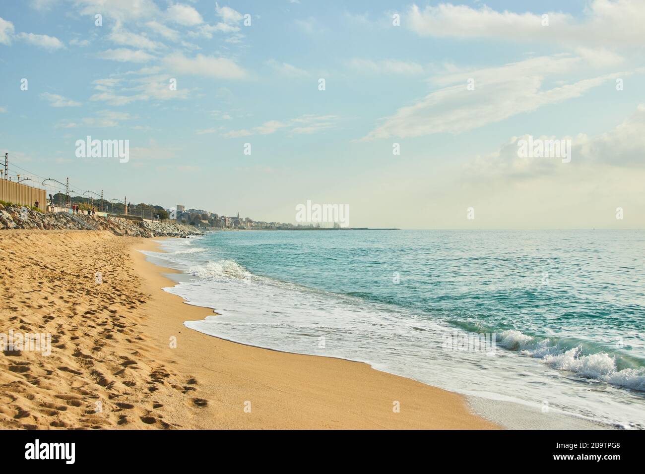 Ein Strand bei Sonnenaufgang in Barcelona, Spanien Stockfoto