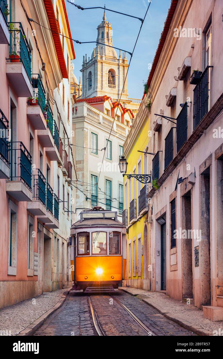 Lissabon, Portugal. Stadtbild der Straße von Lissabon, Portugal mit gelber Straßenbahn. Stockfoto