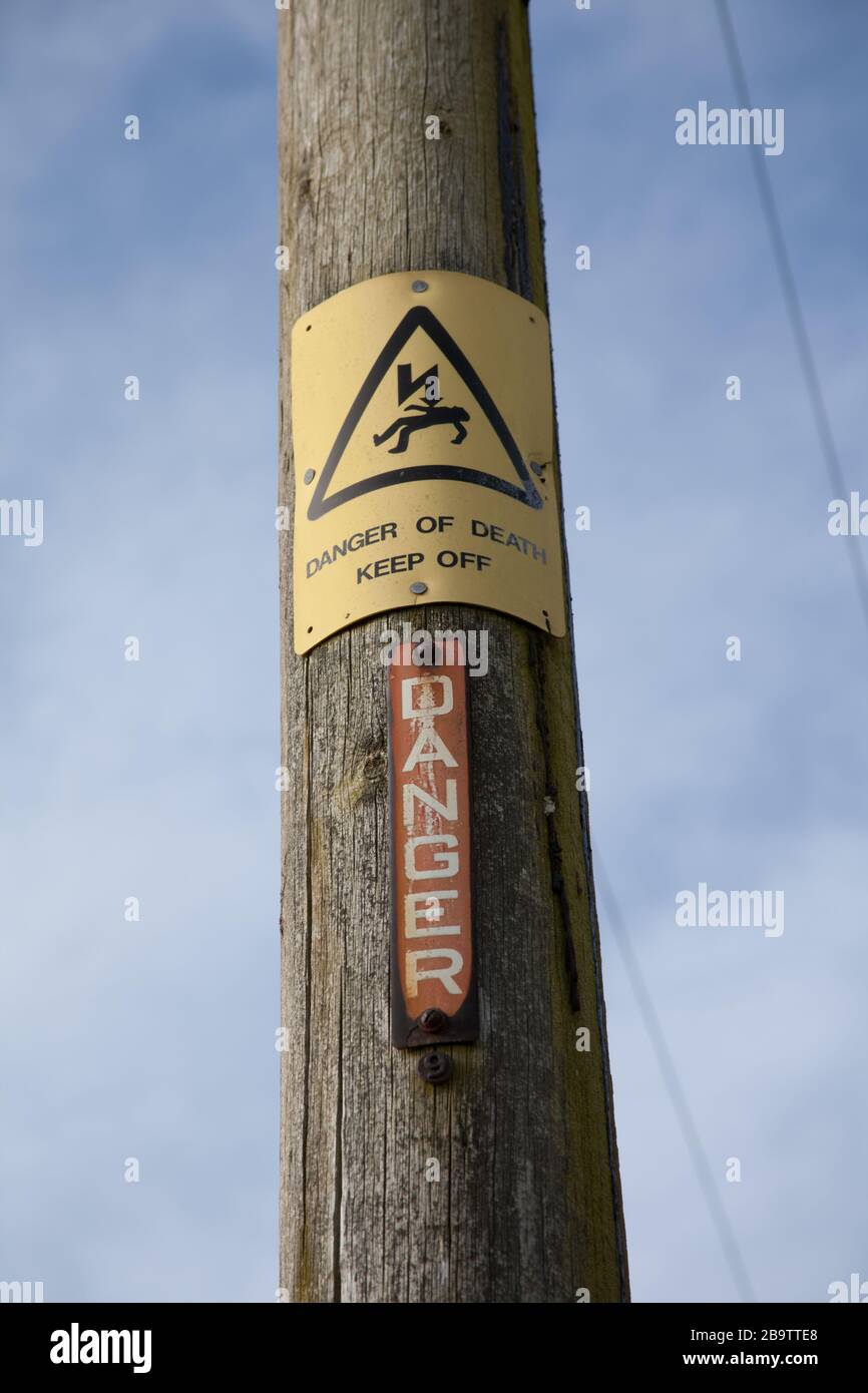 Ein Gefahrschild auf einem elektrischen Pylon fernhalten Stockfoto
