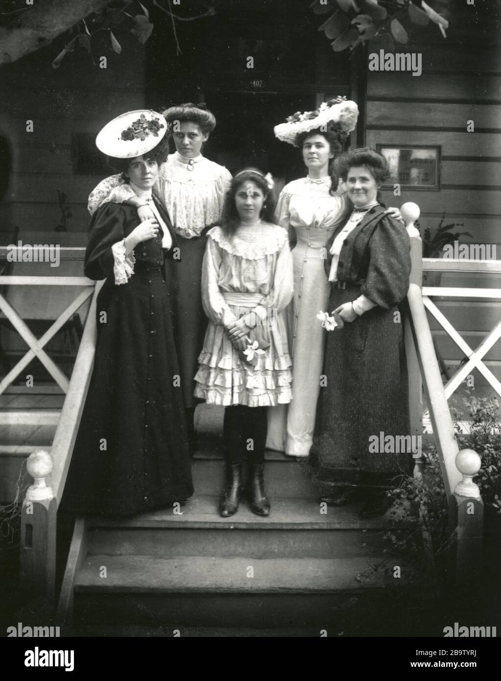 Englisch: Modische Damen des Tages große Hüte und lange Kleider waren die  ganze Mode für Frauen in den 1900er Jahren. Knöchel wurden nur selten  gesehen. Während des Krieges führten die Grenzen der