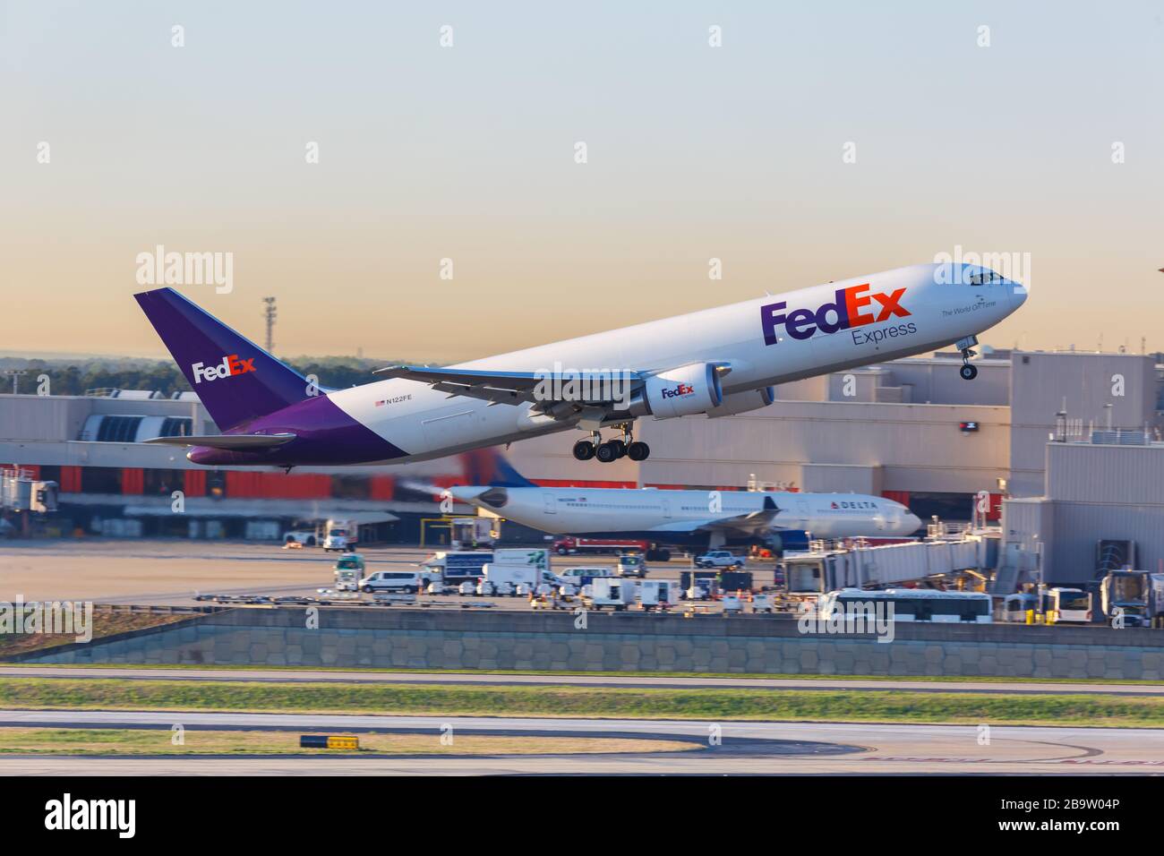 Atlanta, Georgia - 3. April 2019: FedEx Express Boeing 767-300F Flugzeug am Flughafen Atlanta (ATL) in Georgia. Boeing ist eine US-amerikanische Flugzeugmanufaktu Stockfoto