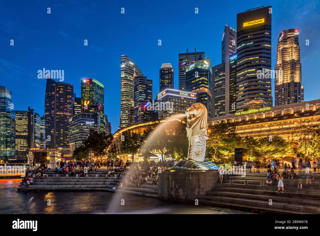 Der Merlion Statue mit Sicht auf die City Skyline im Hintergrund, Marina Bay, Singapore Stockfoto