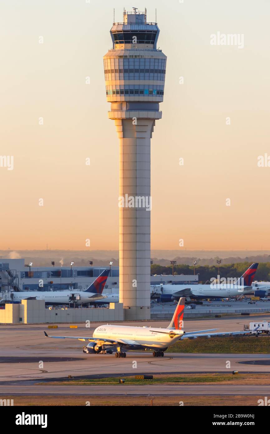 Atlanta, Georgia - 3. April 2019: Delta Air Lines Airbus A330-300 Flugzeug am Flughafen Atlanta (ATL) in Georgia. Airbus ist eine europäische Flugzeugfabrik Stockfoto