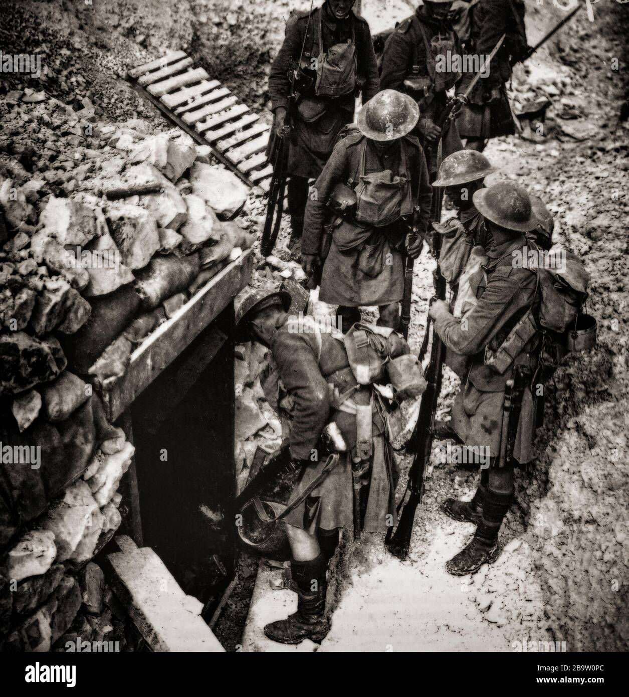 Während der Schlacht an der Scarpe in der Region Nord-Pas-de-Calais in Frankreich, die während der Hunderttage-Offensive zwischen dem 26. Und 30. August 1918 stattfand, nahmen Soldaten der Roeux Highlanders Clearing deutsche Dugouts ein. Stockfoto