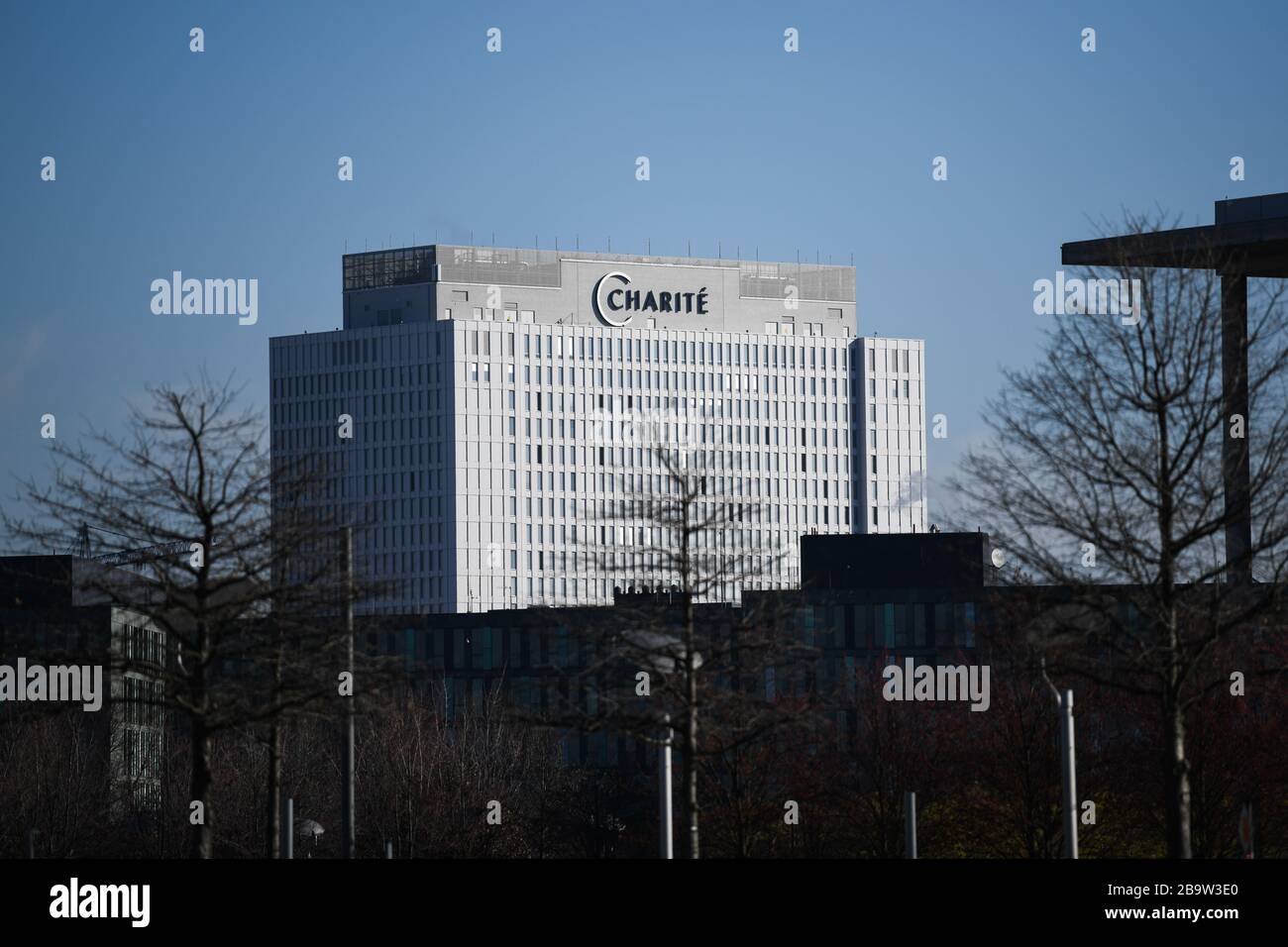 Berlin, Deutschland. März 2020. Berliner Charite-Gebäude. Gebäude der Berliner Charite/des Krankenhauses. GES/Alltag während der Coronakrise, 25.03.2020 GES/Alltag während der Coronakrise in Berlin, Deutschland. Weltweite Nutzung Credit: Dpa/Alamy Live News Stockfoto