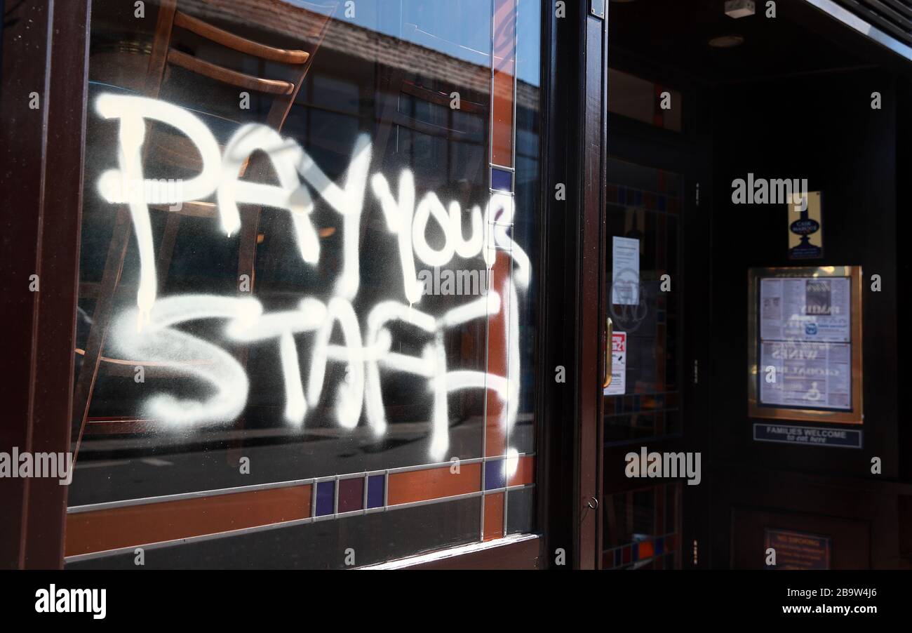 Graffiti auf einem JD Wetherspoon Pub in Crystal Palace, South London. Die Mitarbeiter von Wetherspoons haben Gründer Tim Martins fehlende Unterstützung für die 40.000 Mitarbeiter seiner Kette als "absolut ungeheuerlich" bezeichnet. Stockfoto