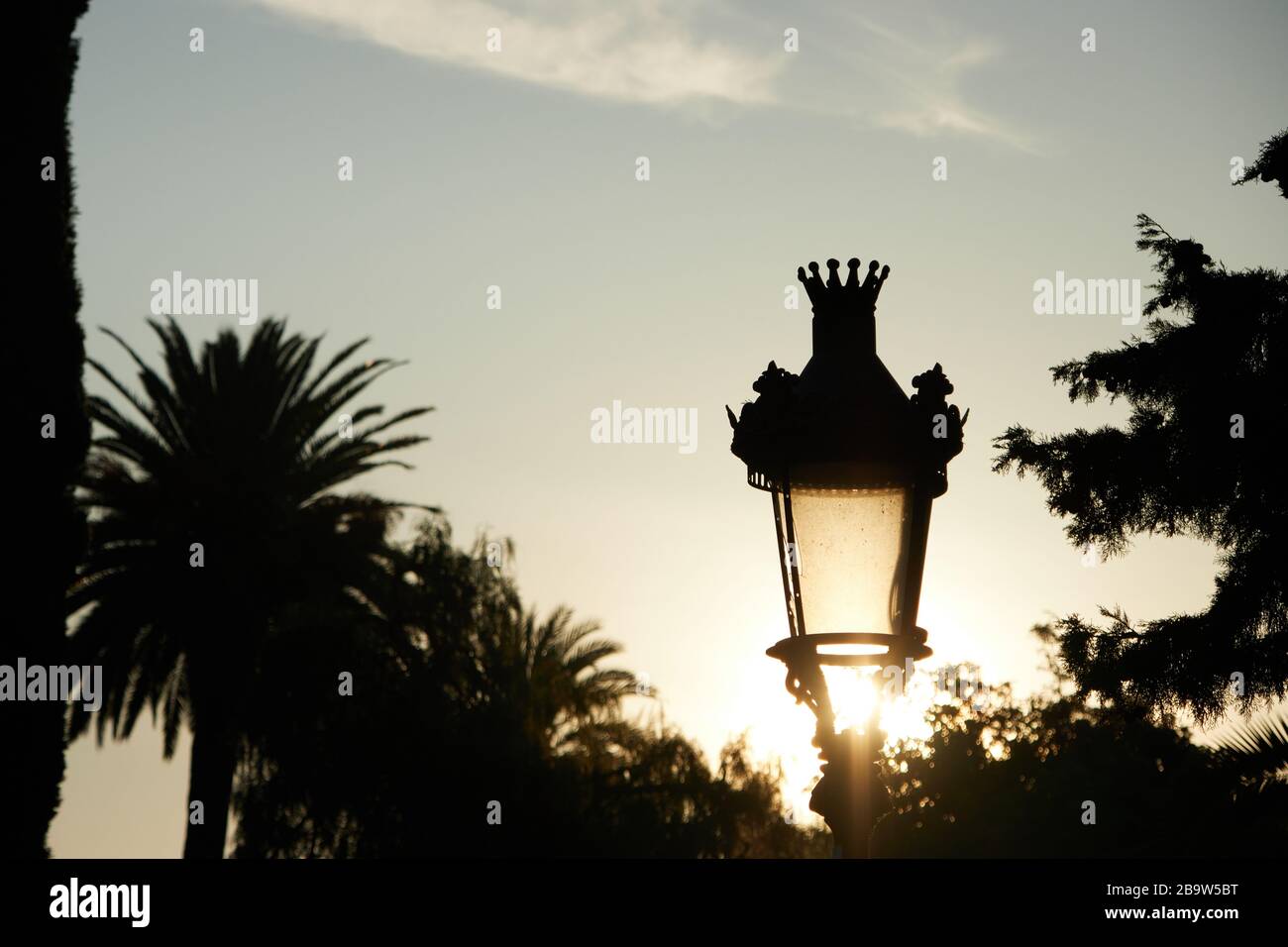 Ein Lammpost bei Sonnenuntergang in Barcelona, Spanien Stockfoto