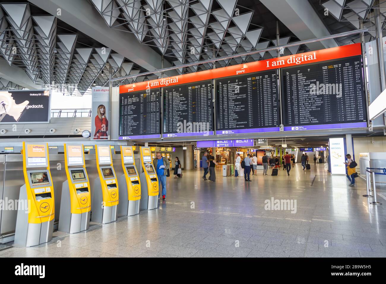 Parken Flughafen Frankfurt Terminal 1 Halle B www.alamy.de