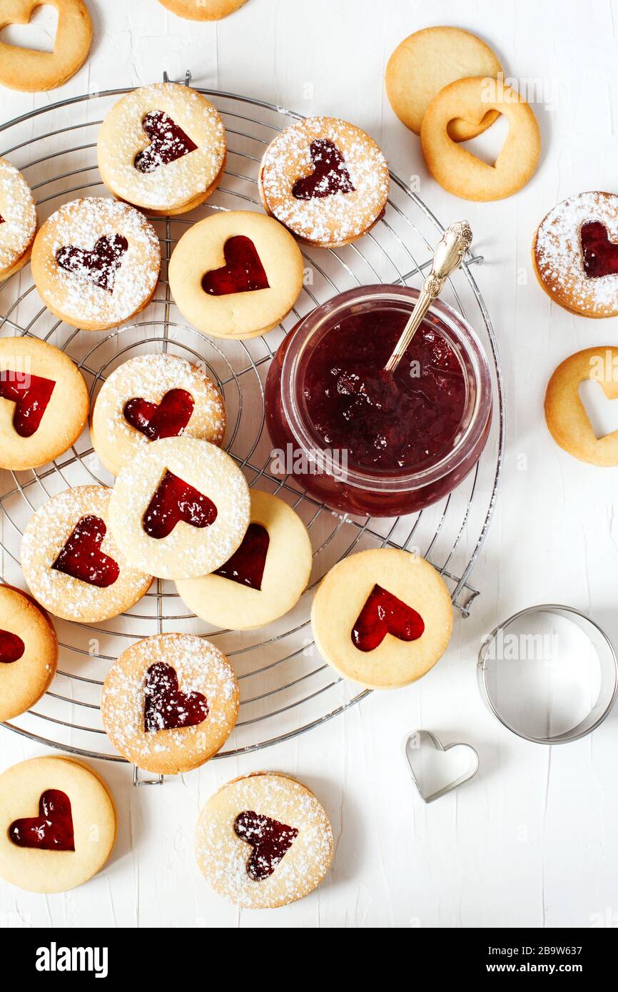 Traditioneller Linzer Plätzchen mit Erdbeermarmelade, Draufsicht Stockfoto