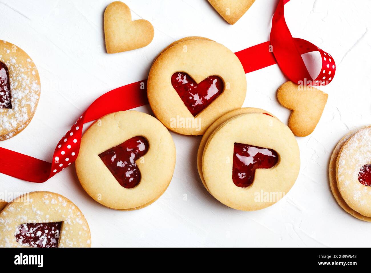 Traditioneller Linzer Plätzchen mit Erdbeermarmelade, Draufsicht. Valentinstag Konzept Stockfoto