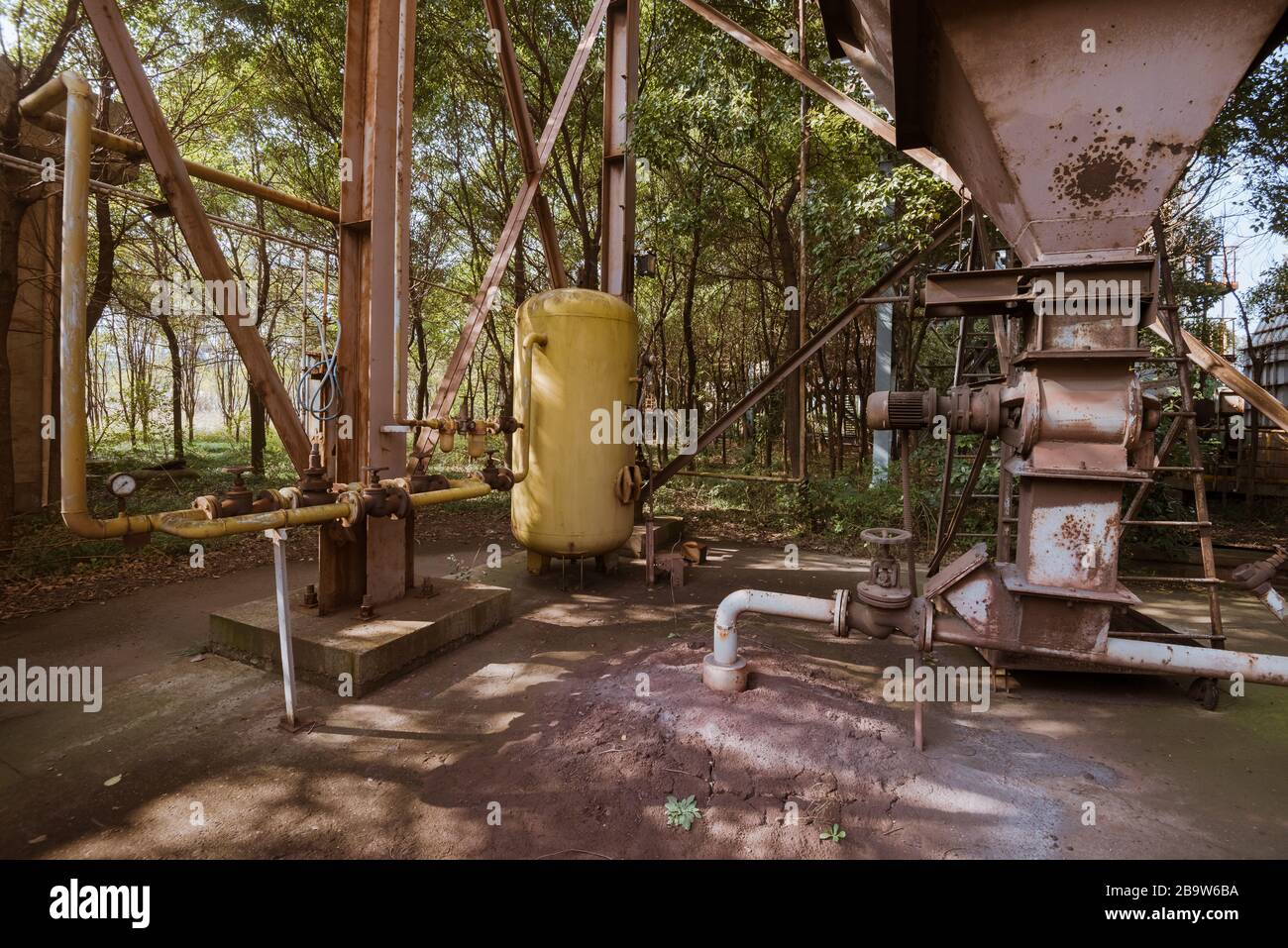 Industriebauten in einer verlassenen Fabrik Stockfoto