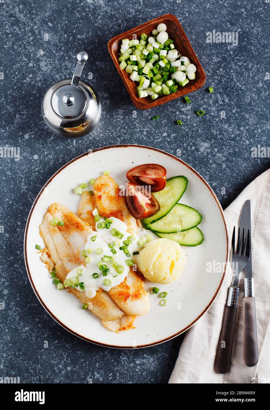 Gebratenes Basa-Filet mit Sauce, Kartoffelpüree und frischem Gemüse, Draufsicht Stockfoto