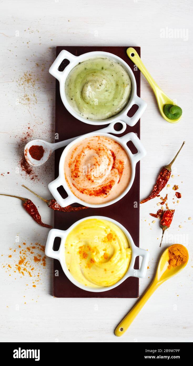 Vegane Mandeln Mayonnaise mit Wasabi, Chili und Kurkuma. Milch-, Ei- und sojafrei. Draufsicht. Stockfoto