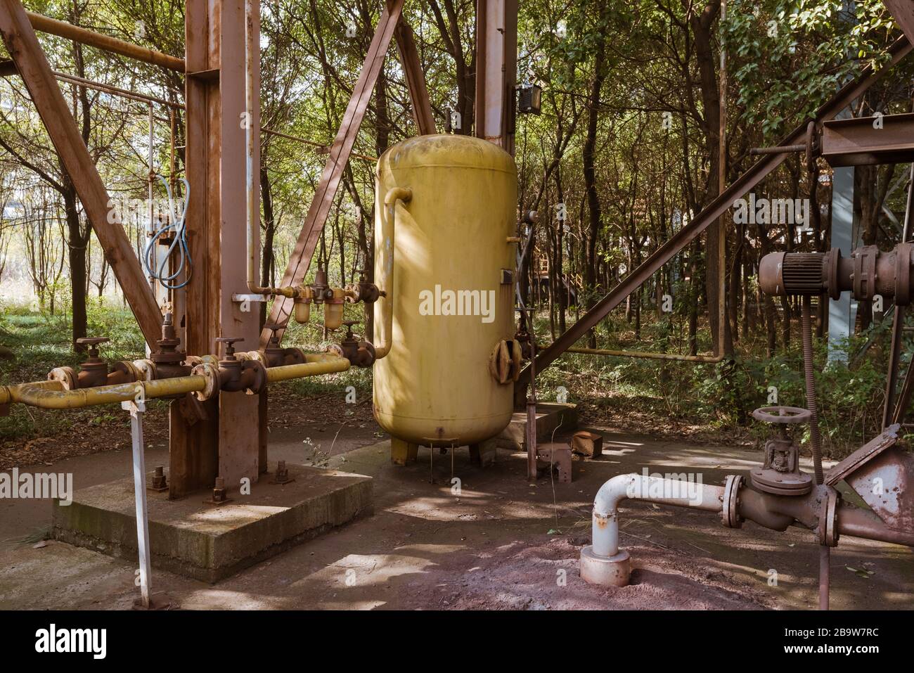 Industriebauten in einer verlassenen Fabrik Stockfoto