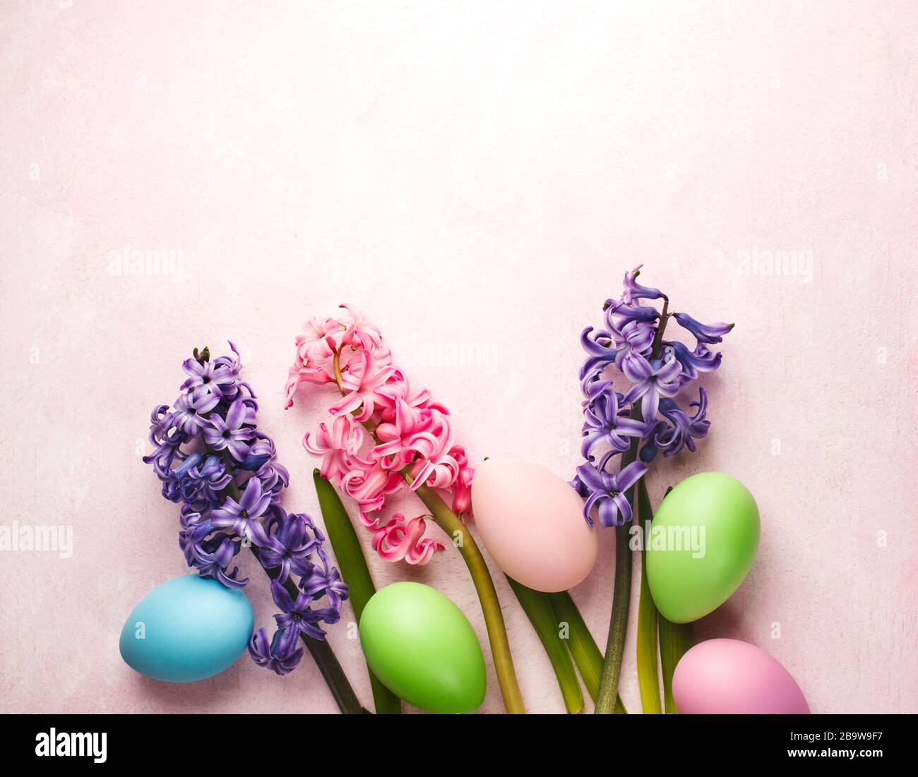 Frühling Osterhintergrund mit Blumen und Deko-Eiern, Kopierraum Stockfoto