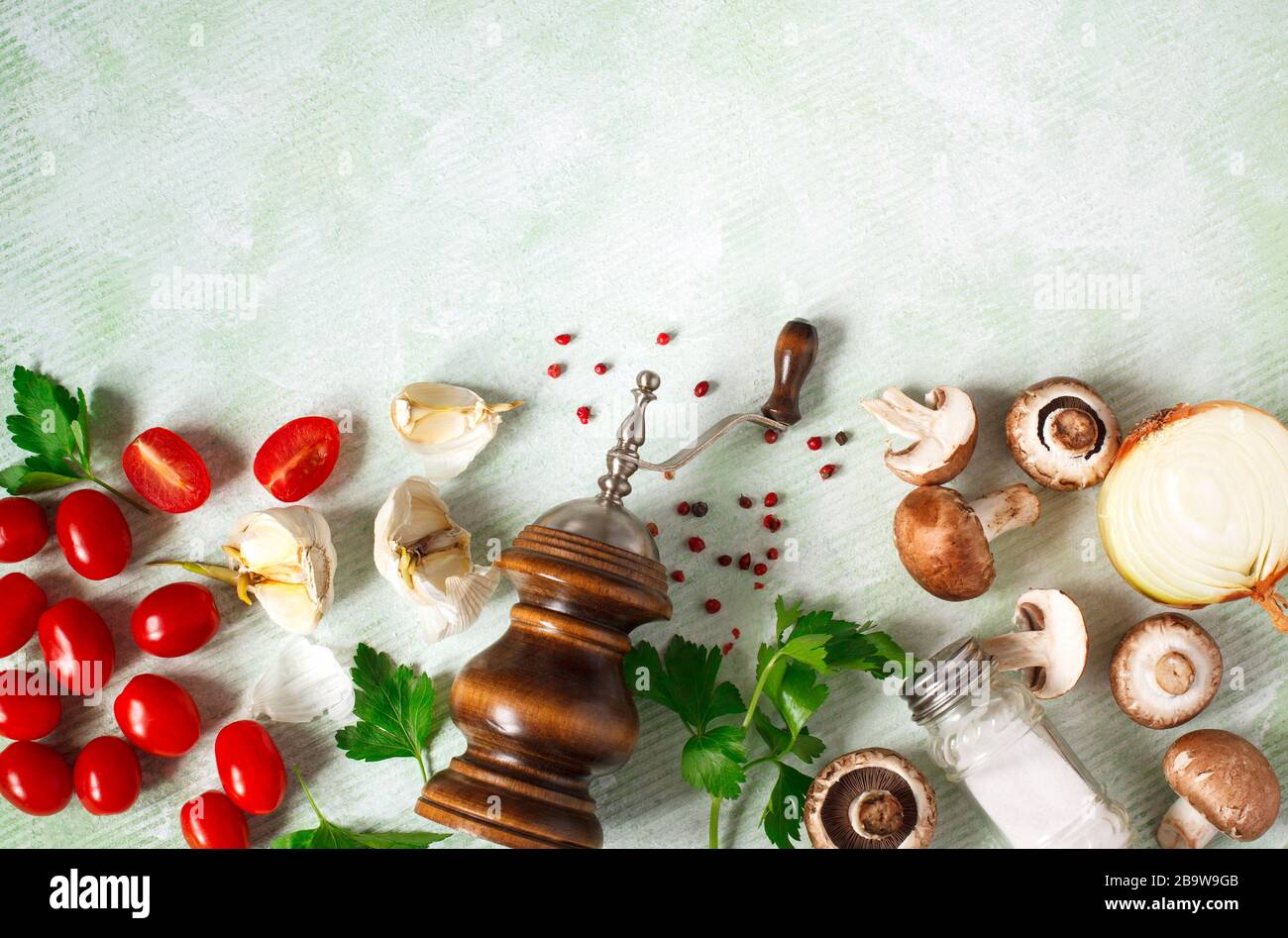 Zutaten zum Kochen: Pilze und Gemüse, Gewürze und Kräuter. Vegetarisches Essen, Draufsicht Stockfoto