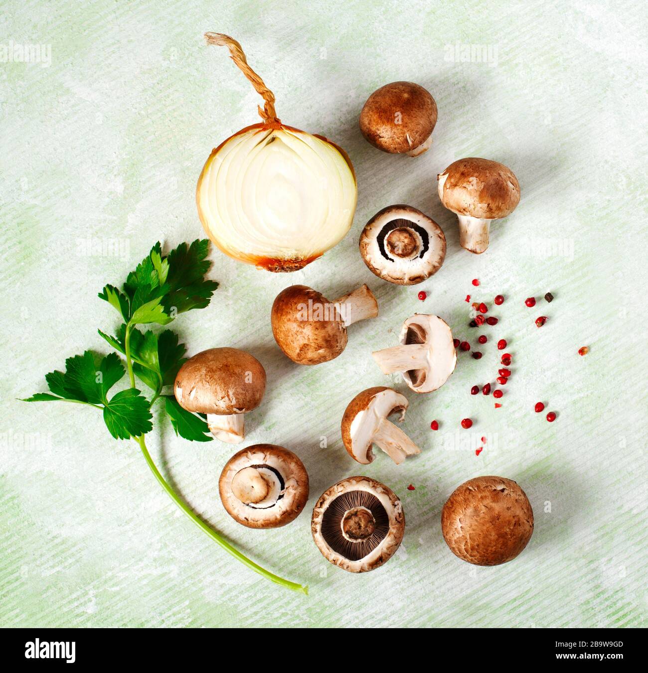 Zutaten zum Kochen: Pilze und Gemüse, Gewürze und Kräuter. Vegetarisches Essen, Draufsicht Stockfoto