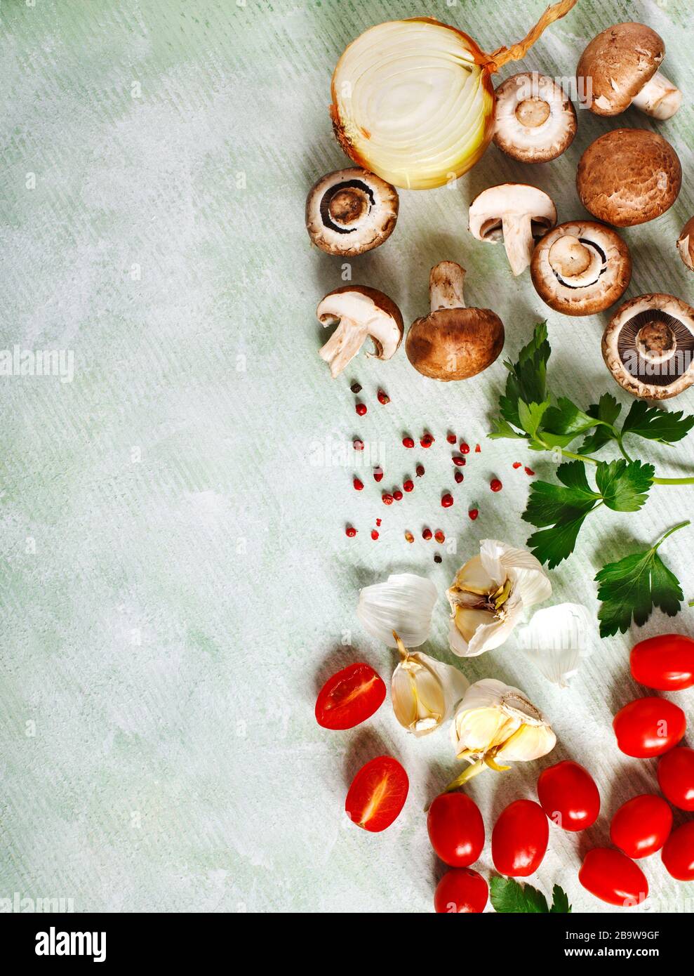 Zutaten zum Kochen: Pilze und Gemüse, Gewürze und Kräuter. Vegetarisches Essen, Draufsicht Stockfoto