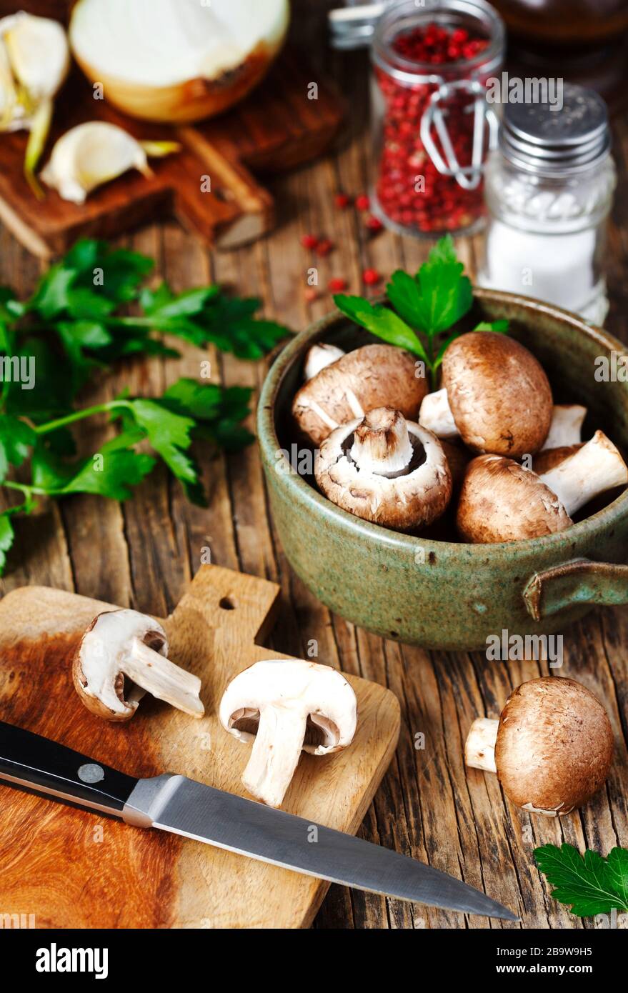 Zutaten zum Kochen: Pilze und Gemüse, Gewürze und Kräuter. Stockfoto
