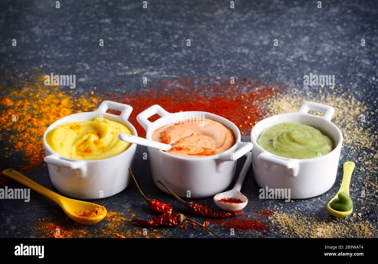 Vegane Mandeln Mayonnaise mit Wasabi, Chili und Kurkuma in der Schüssel. Milch-, Ei- und sojafrei, Kopierraum Stockfoto