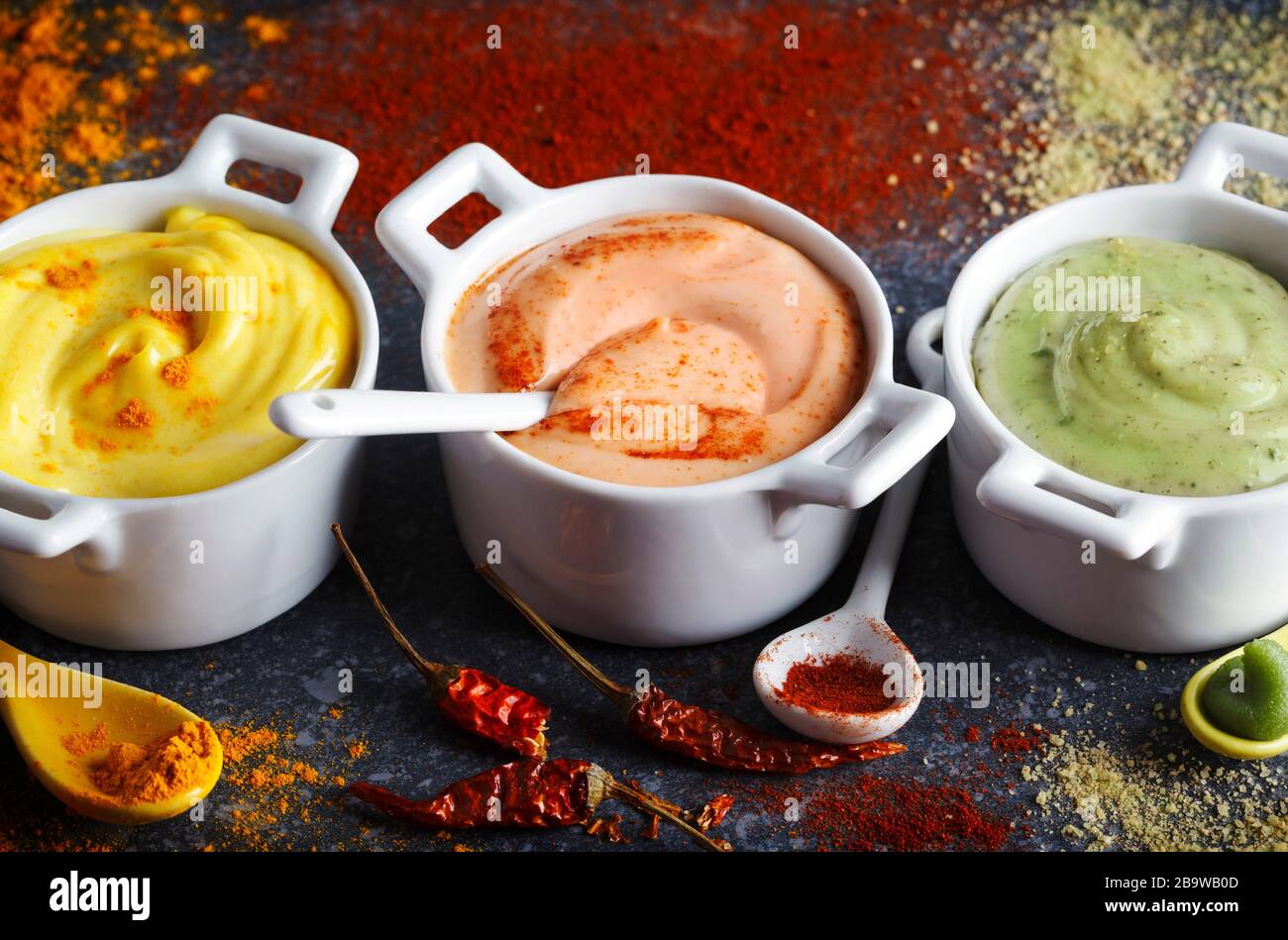 Vegane Mandeln Mayonnaise mit Wasabi, Chili und Kurkuma in der Schüssel. Milch-, Ei- und sojafrei Stockfoto