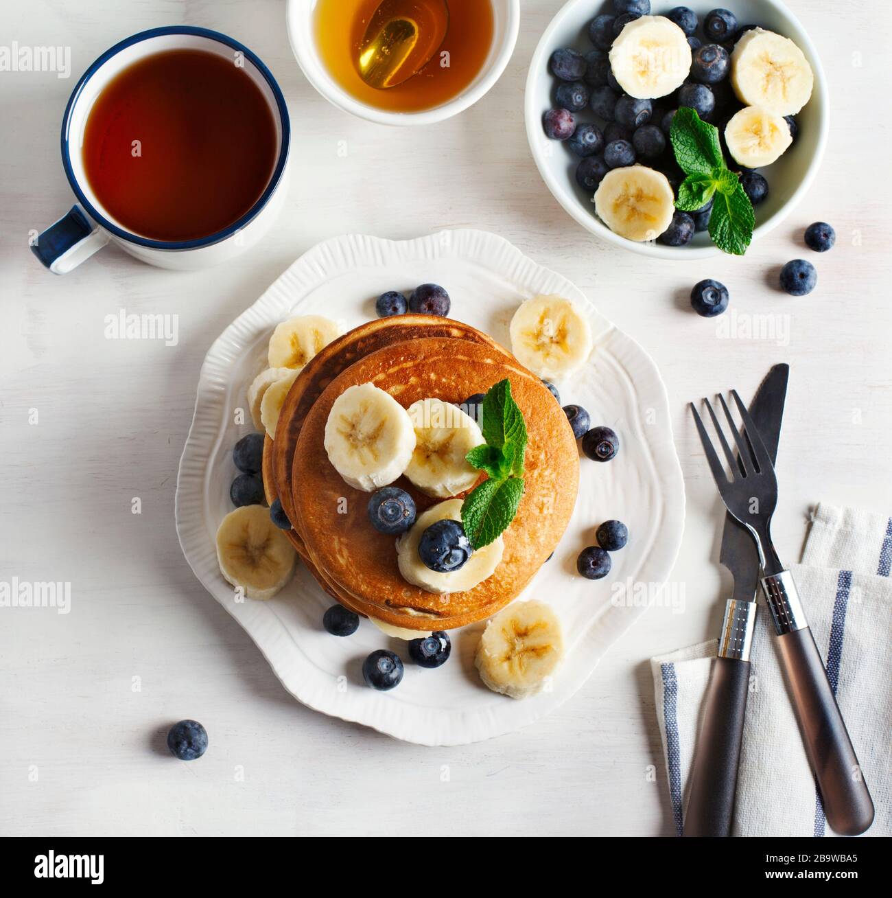 Pfannkuchen mit Beeren und Honig, Draufsicht. Stockfoto