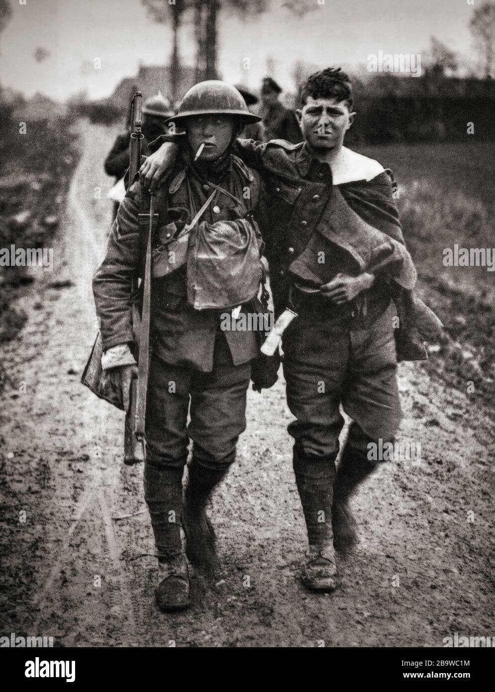 Britische Wanderverwundete, die während der Schlacht an der Lys von der Front zurückkehrten, die auch als Vierte Schlacht von Ypern bezeichnet wird, wurden vom 7. April bis 29. April 1918 gekämpft und waren Teil der deutschen Frühjahrsoffensive in Flandern im ersten Weltkrieg Stockfoto