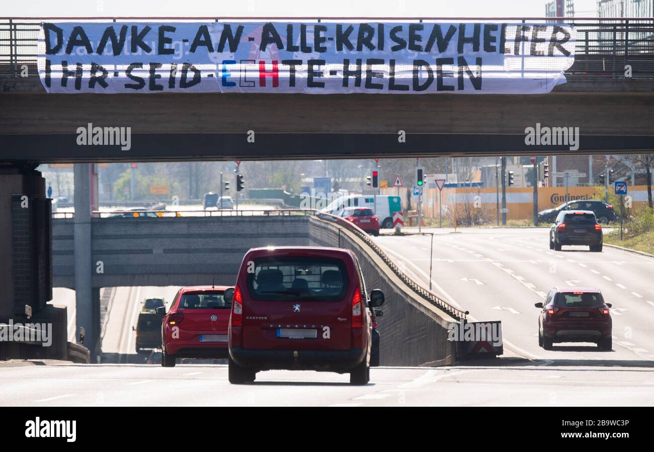 Hannover, Deutschland. März 2020. Ein Banner mit der Aufschrift "vielen Dank an alle Krisenhelfer, Sie sind echte Helden" hängt an der Messe-Schnellstraße. Kredit: Julian Stratenschulte / dpa - ACHTUNG: Die Kennzeichen der Verkehrsteilnehmer sind unkenntlich gemacht worden. / dpa / Alamy Live News Stockfoto