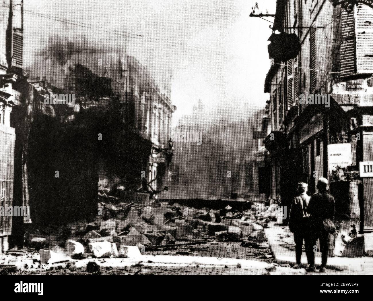 Deutsche Soldaten stehen inmitten brennender Gebäude in Soissons, Aisne, in der Region Hauts-de-France. Kurz hinter den französisch-britischen Linien wurde die Stadt schwer bombardiert, bevor sie im Mai 1918 von den Deutschen gefangen genommen wurde. Stockfoto