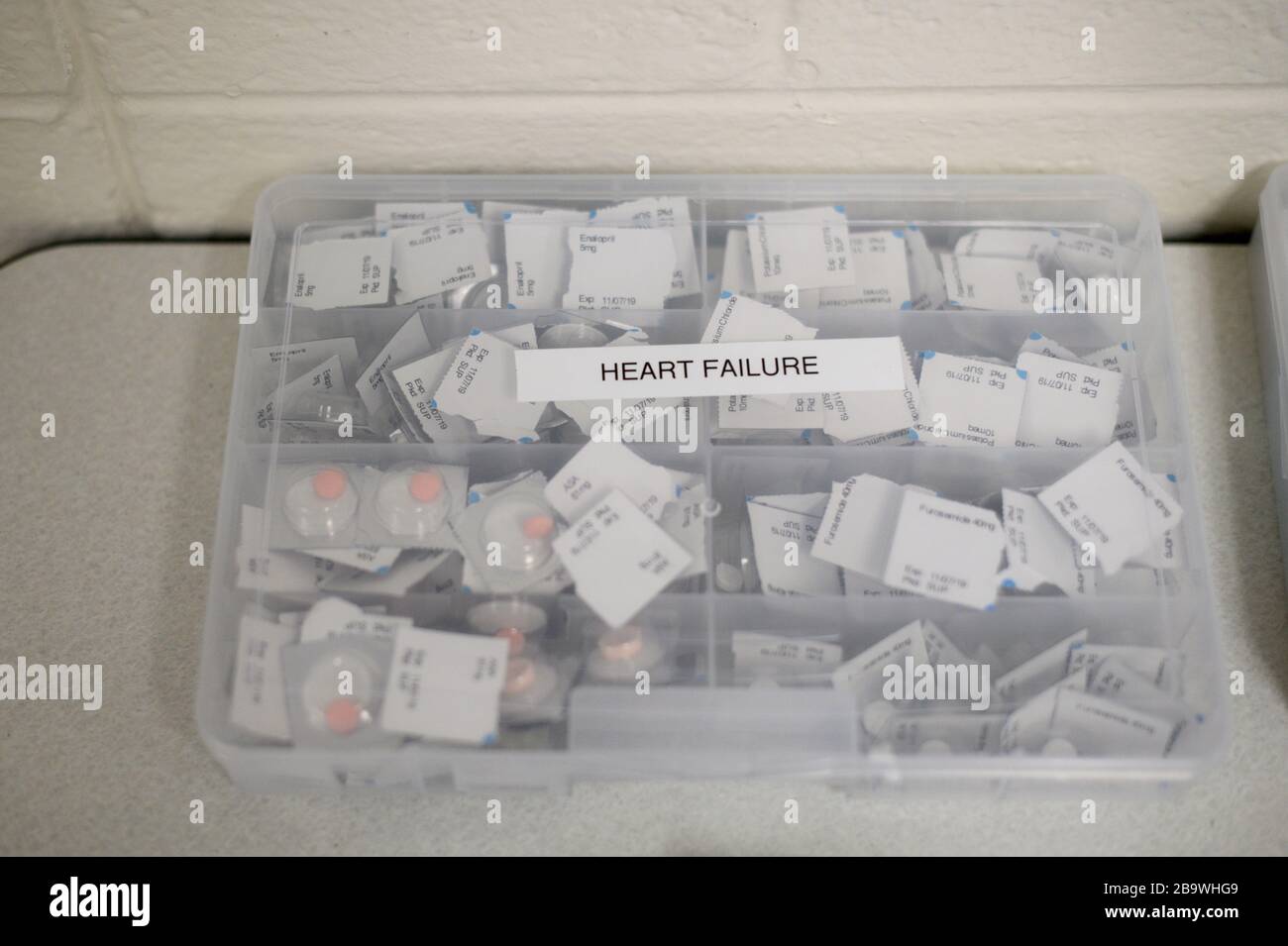 Pillenboxen mit Placebo-Medikamenten, gekennzeichnet als Herzversagen, in einem Klassenzimmer im praktischen Krankenpflegeprogramm der Delaware County Technical School in Broom Stockfoto