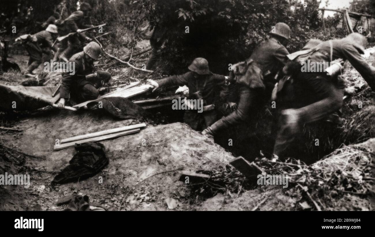Deutsche Truppen der 18. Armee, die über einen französischen Graben im nordfranzösischen Montdider-Noyon, im Departement Somme, Hauts-de-France vordringen. Im Juni 1918 Teil der vierten deutschen Offensive, wieder mit Blick auf Paris. In der hastig angeordneten Gneisenau-Offensive greift die 18. Bundeswehr in südwestlicher Richtung in Richtung Paris an. Die Deutschen werden aber angehalten, da französische und amerikanische Truppen nach nur vier Tagen erfolgreich Gegenangriff und die neue Offensive zurückschlagen. Stockfoto