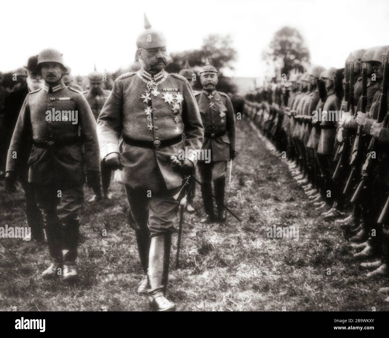 Feldmarschall Paul von Hindenburgs Überprüfung von Truppen der deutschen Armee an der Westfront während des ersten Weltkriegs wurde er später von 1925 bis zu seinem Tod während der Zeit der Weimarischen Republik Präsident Deutschlands. Stockfoto