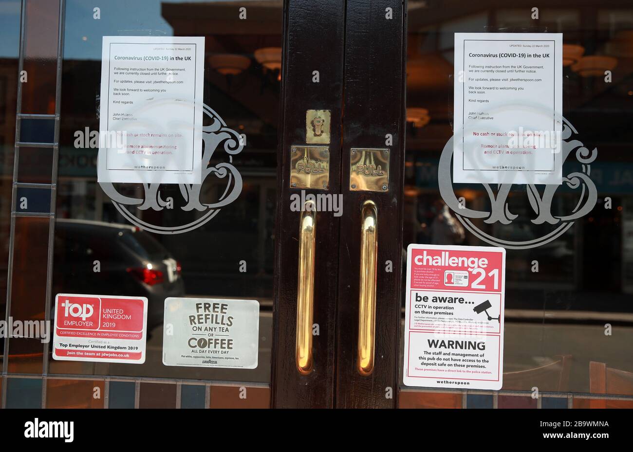 Ein Schild auf dem Pub JD Wetherspoon im Crystal Palace im Süden Londons, das besagt, dass sie für den Ausbruch des Coronavirus geschlossen sind. Die Mitarbeiter von Wetherspoons haben Gründer Tim Martins fehlende Unterstützung für die 40.000 Mitarbeiter seiner Kette als "absolut ungeheuerlich" bezeichnet. Stockfoto