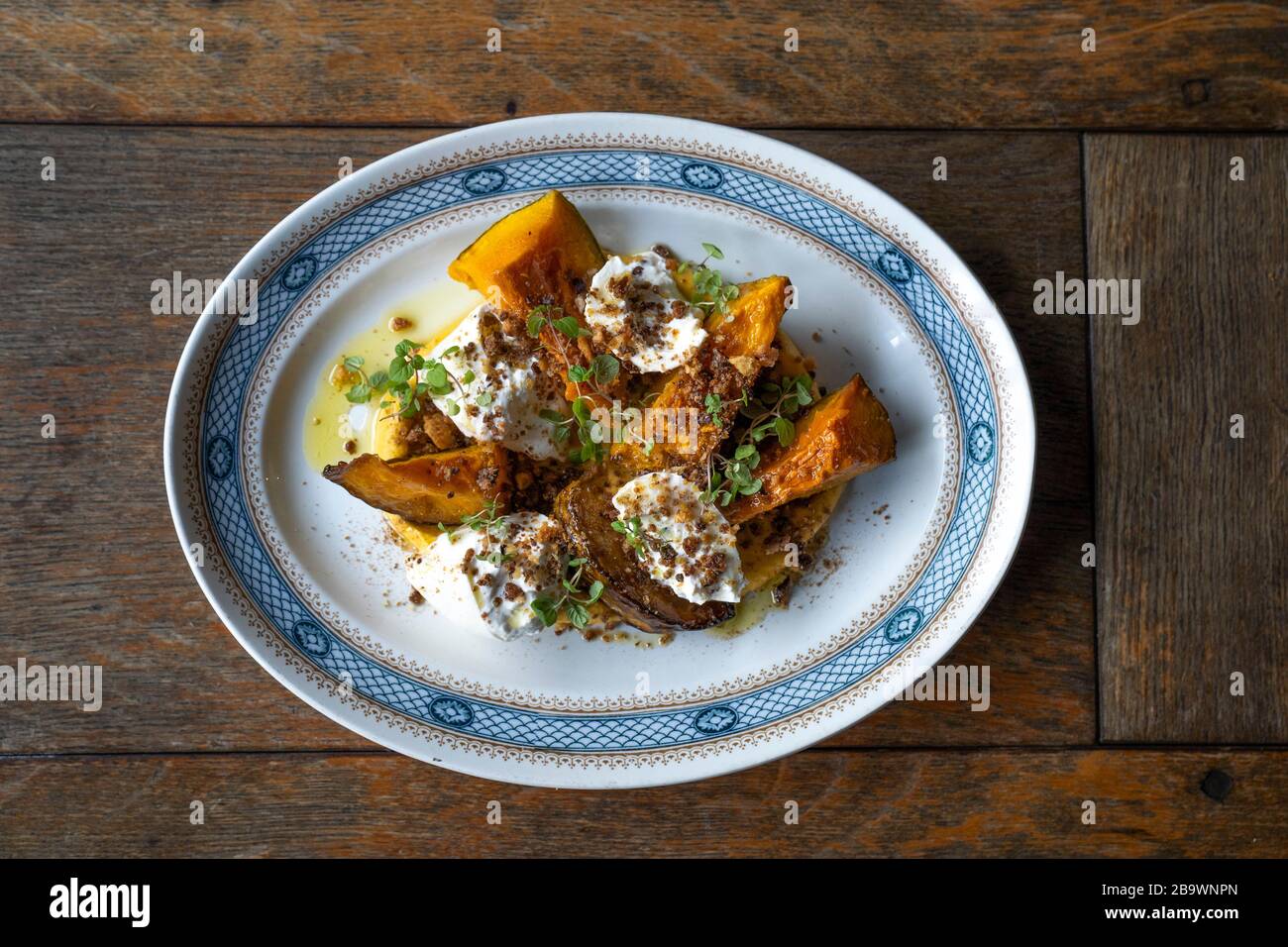 Braten Sie Delica-Kürbis mit Burrata, Kreuzkümmel und Chili Stockfoto