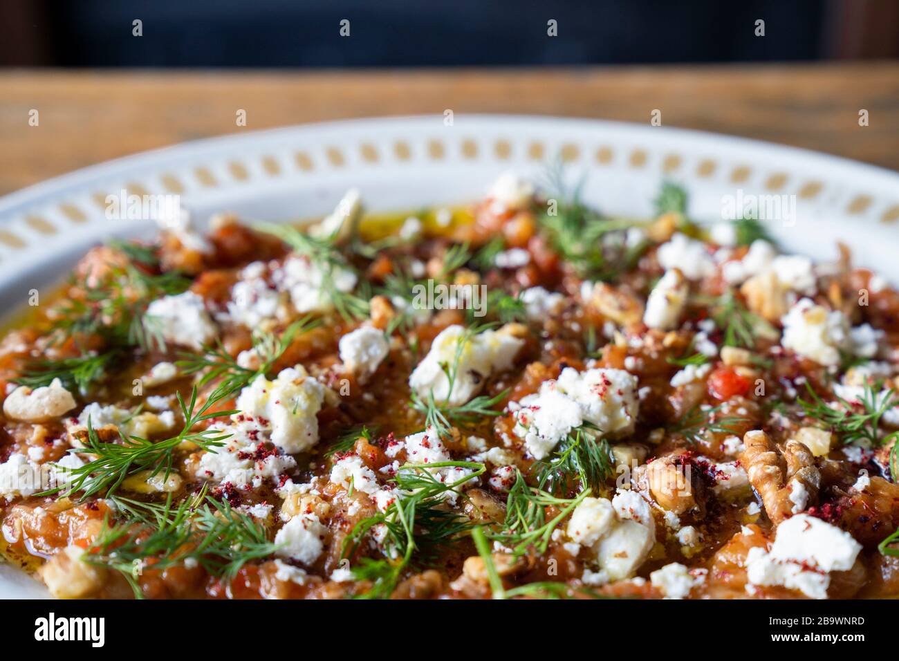 Türkischer Meze Soslu Patlican rauchte Aubergine Salat zu teilen Stockfoto