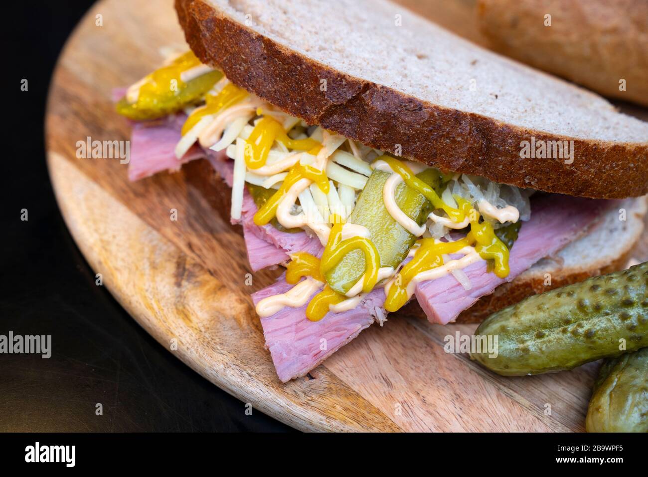 Reuben Sandwich an der Hiphster Food-Stall. Stockfoto
