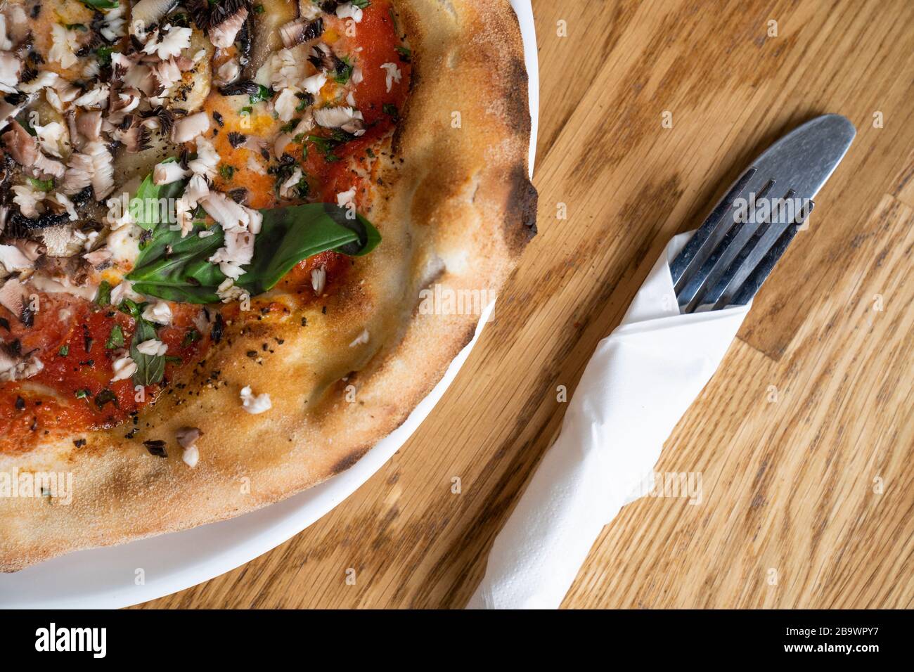 Handwerkliche Pizza. Stockfoto