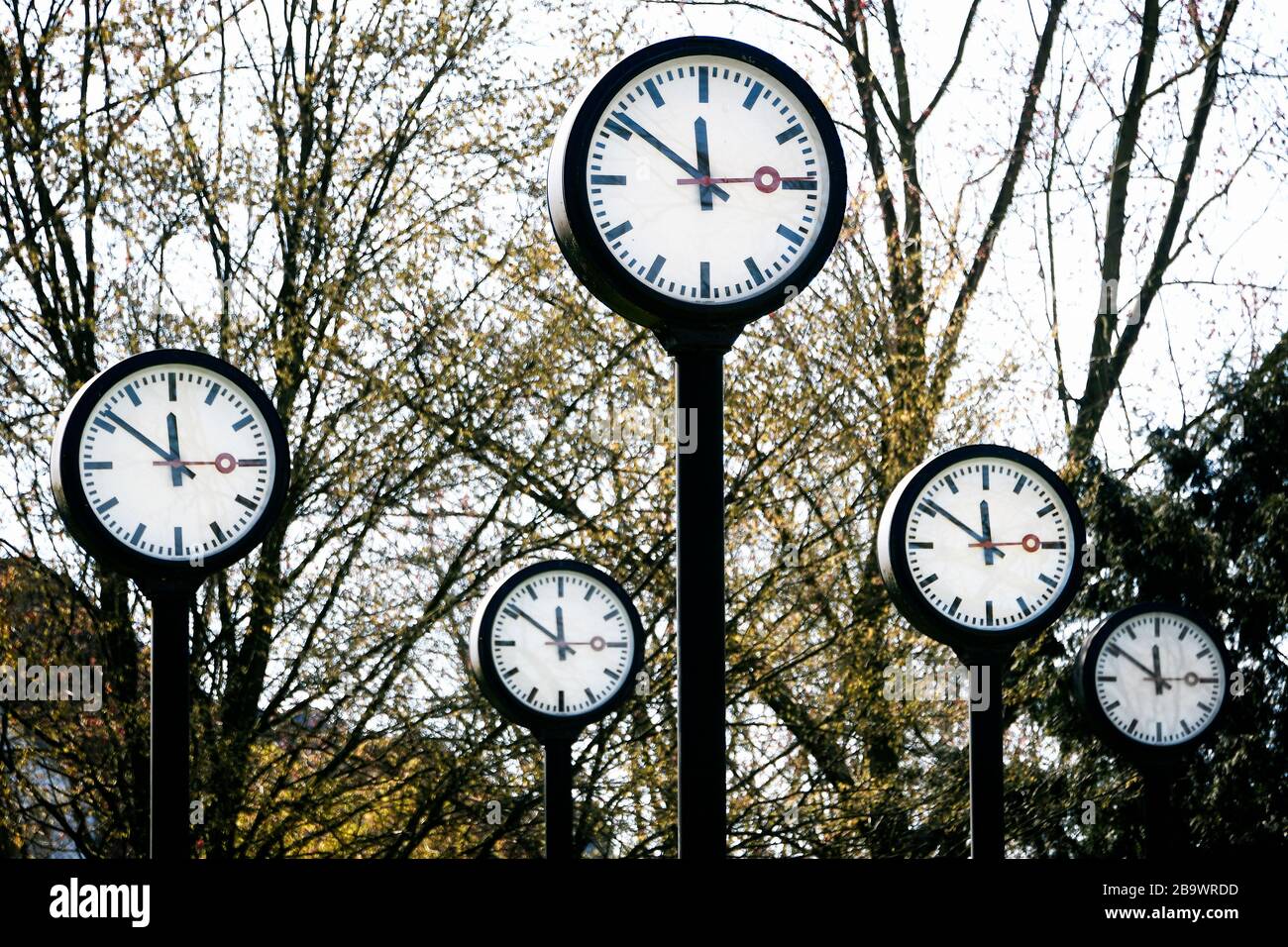 Umstrittener Wochenendzeitwechsel. Uhreninstallation Zeitfeld von Klaus Rinke am nördlichen Eingang des Volksgartens in Düsseldorf. Stockfoto