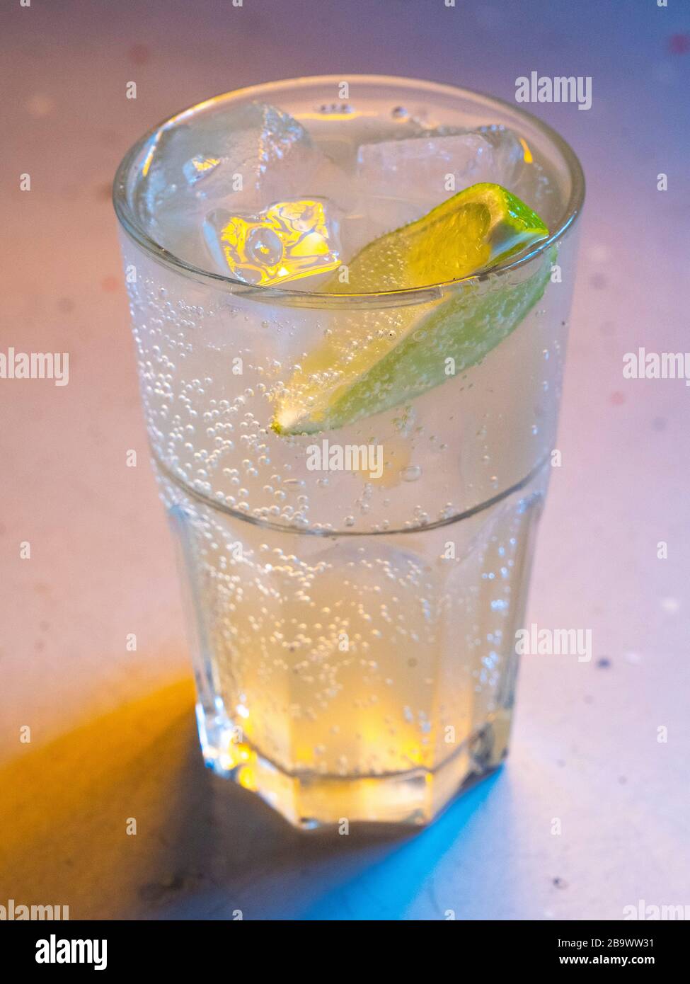Gin und Tonic in der trendigen Bar. Stockfoto